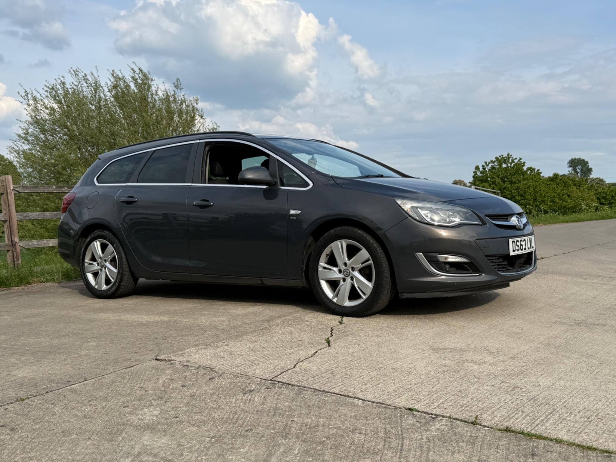 Vauxhall Astra 1.7 CDTi ecoFLEX SRi Sports Tourer Euro 5 5dr — photo 83 of 86